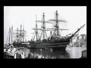 fig. 2 Le regie navi Vespucci e Colombo nel porto davanti al Castello Svevo, dopo l’armistizio del 1943-the Royal ships Vespucci and Colombo in front of the Swabian Castle, aftermath the 1943 armistice